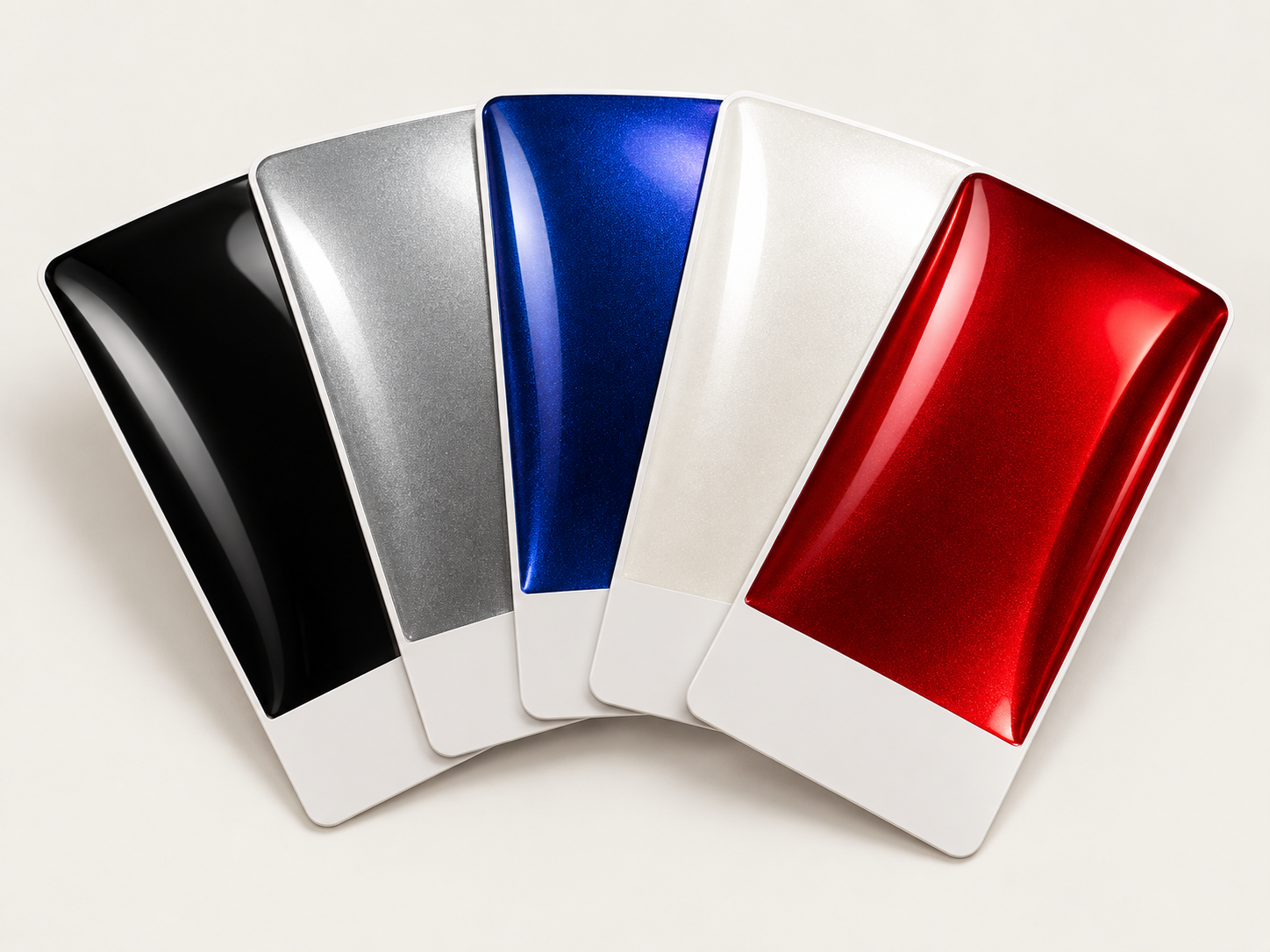 Paleta automotriz con cinco muestras: negro liso, plata metalizado, azul perlado, blanco perlado tricapa y rojo candy.